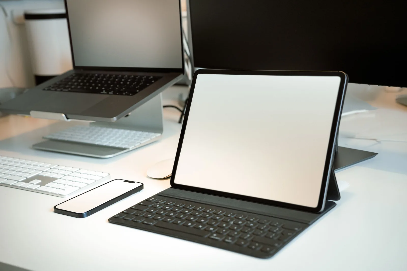 Estación de trabajo con laptop, monitor y dispositivos de cómputo