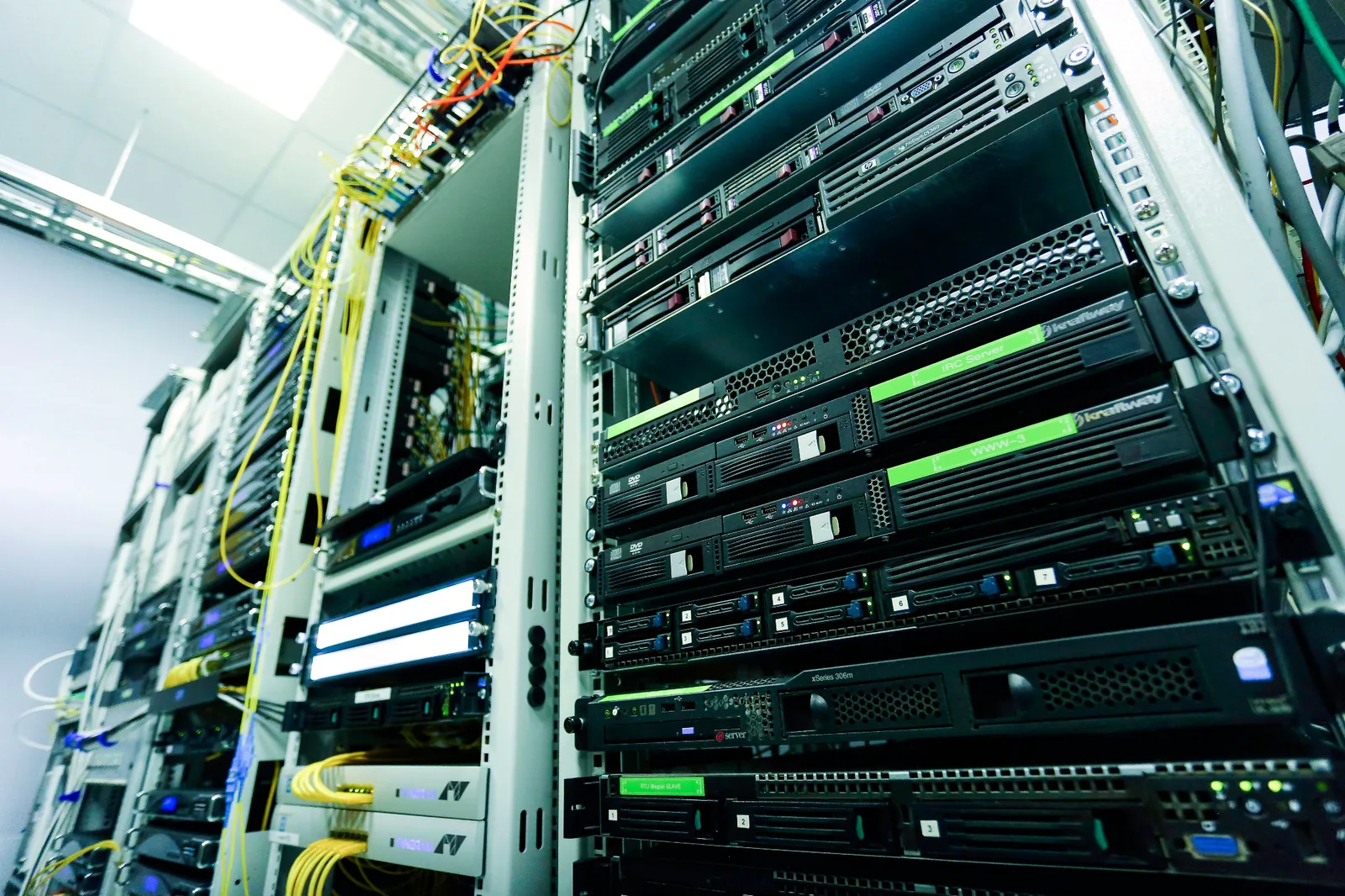 Infraestructura de servidores instalada en rack de centro de datos