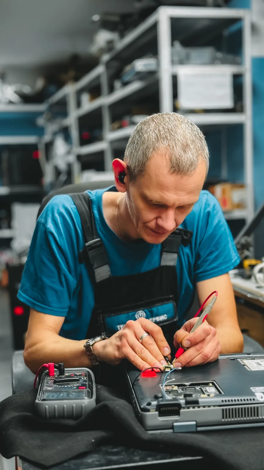 Técnico realizando diagnóstico electrónico en una computadora portátil